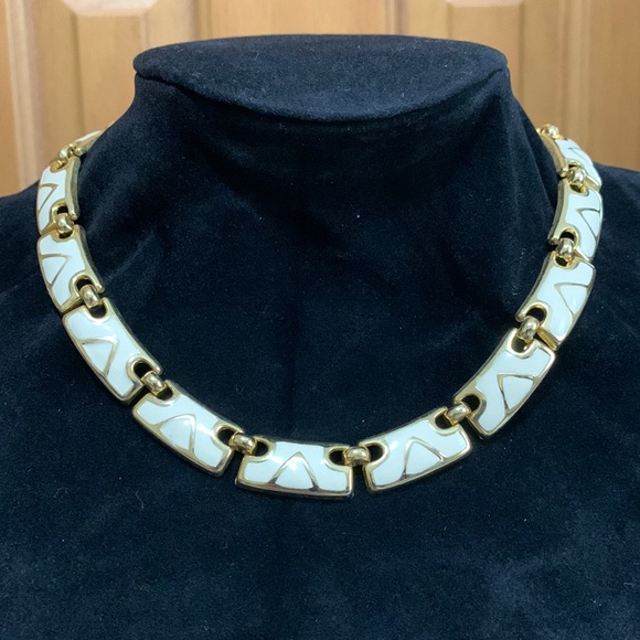Gold tone beige necklace - Picture 3 of 3